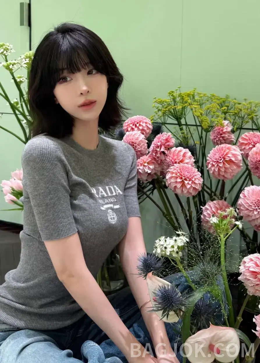 프라다 프라다 26SS 미니멀 리브드 로고 니트 티셔츠 상세 이미지
