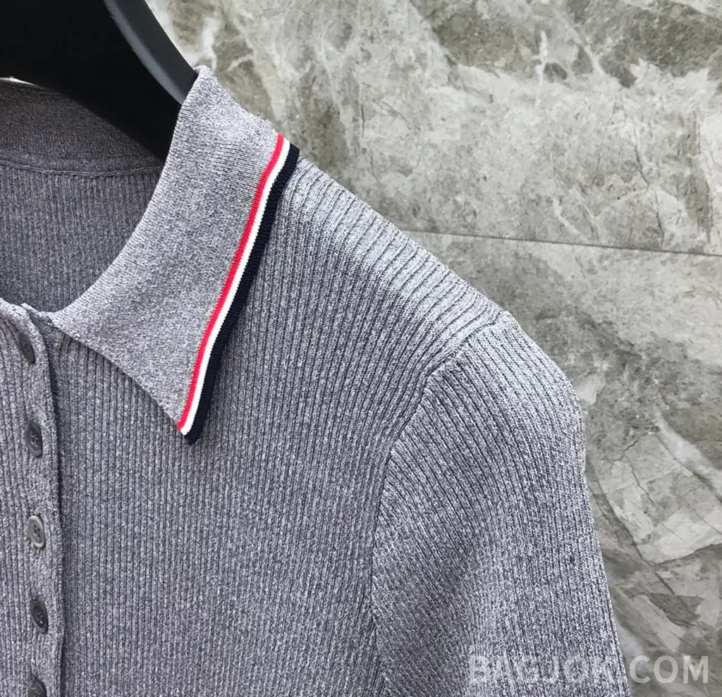 톰브라운 톰브라운 시그니처 리플 스티치 배색 폴로 니트 상세 이미지