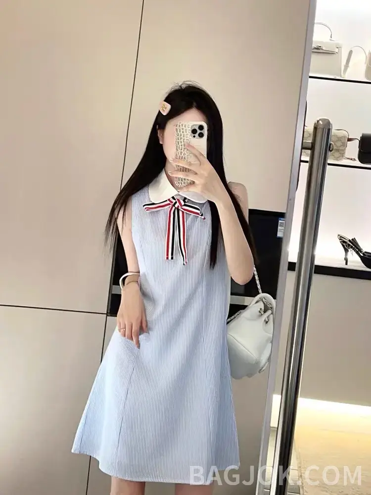 톰브라운 톰브라운 RWB 리본 타이 피터팬 칼라 스트라이프 슬리브리스 원피스 상세 이미지