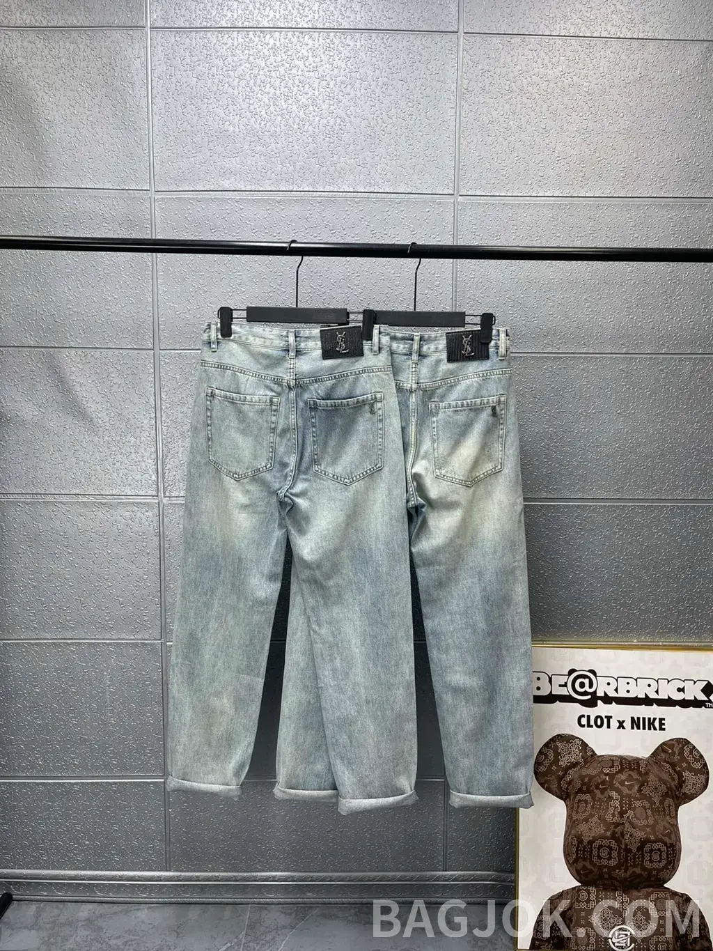생로랑 생로랑 YSL 메탈 로고 워싱 스트레이트 데님 팬츠 상세 이미지