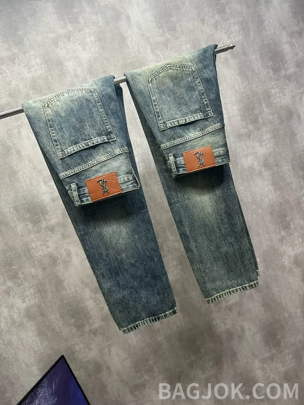 생로랑 생로랑 YSL 메탈 로고 워싱 스트레이트 데님 팬츠 상세 이미지