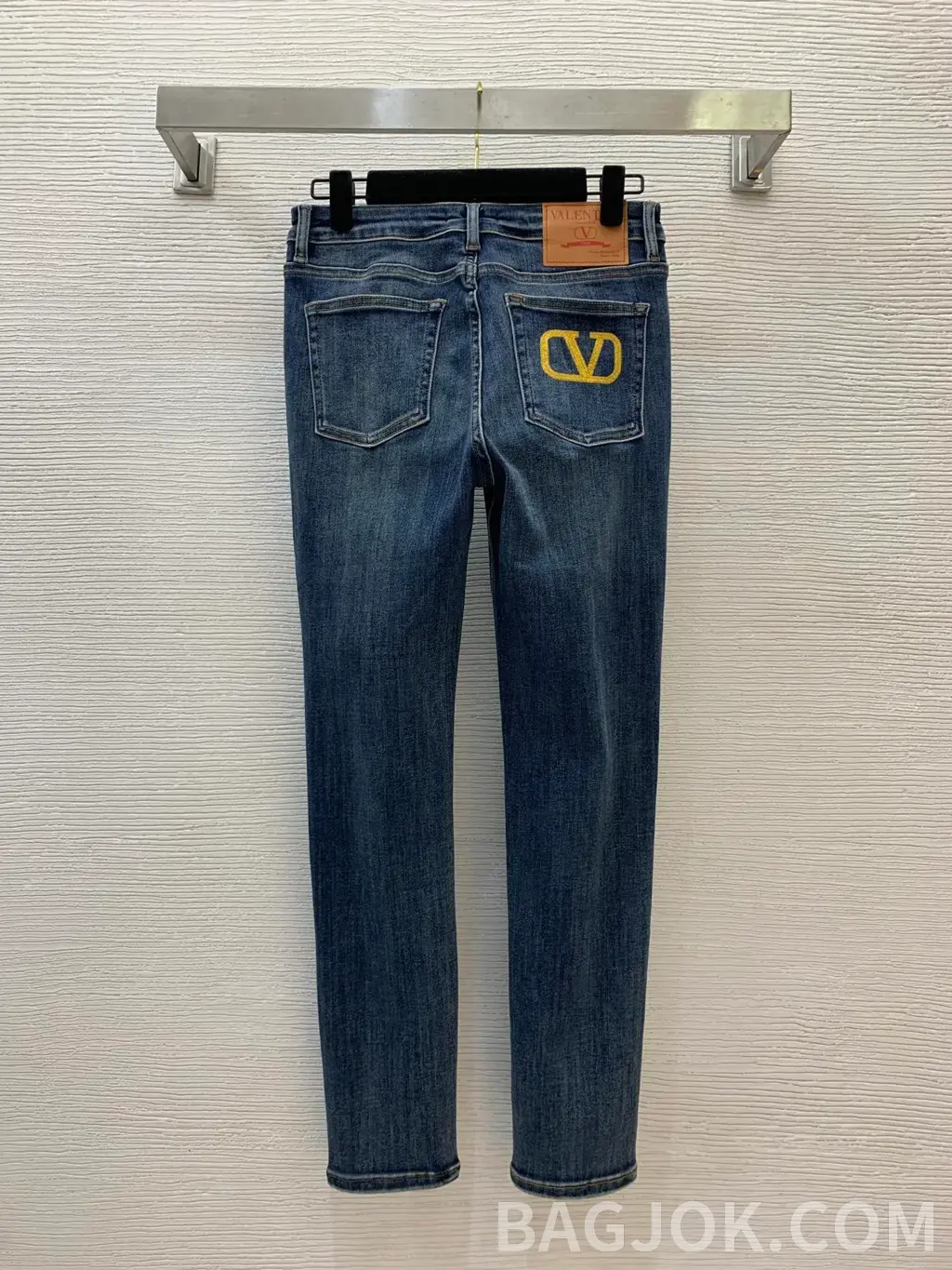발렌티노 발렌티노 V로고 자수 슬림 데님 팬츠 상세 이미지