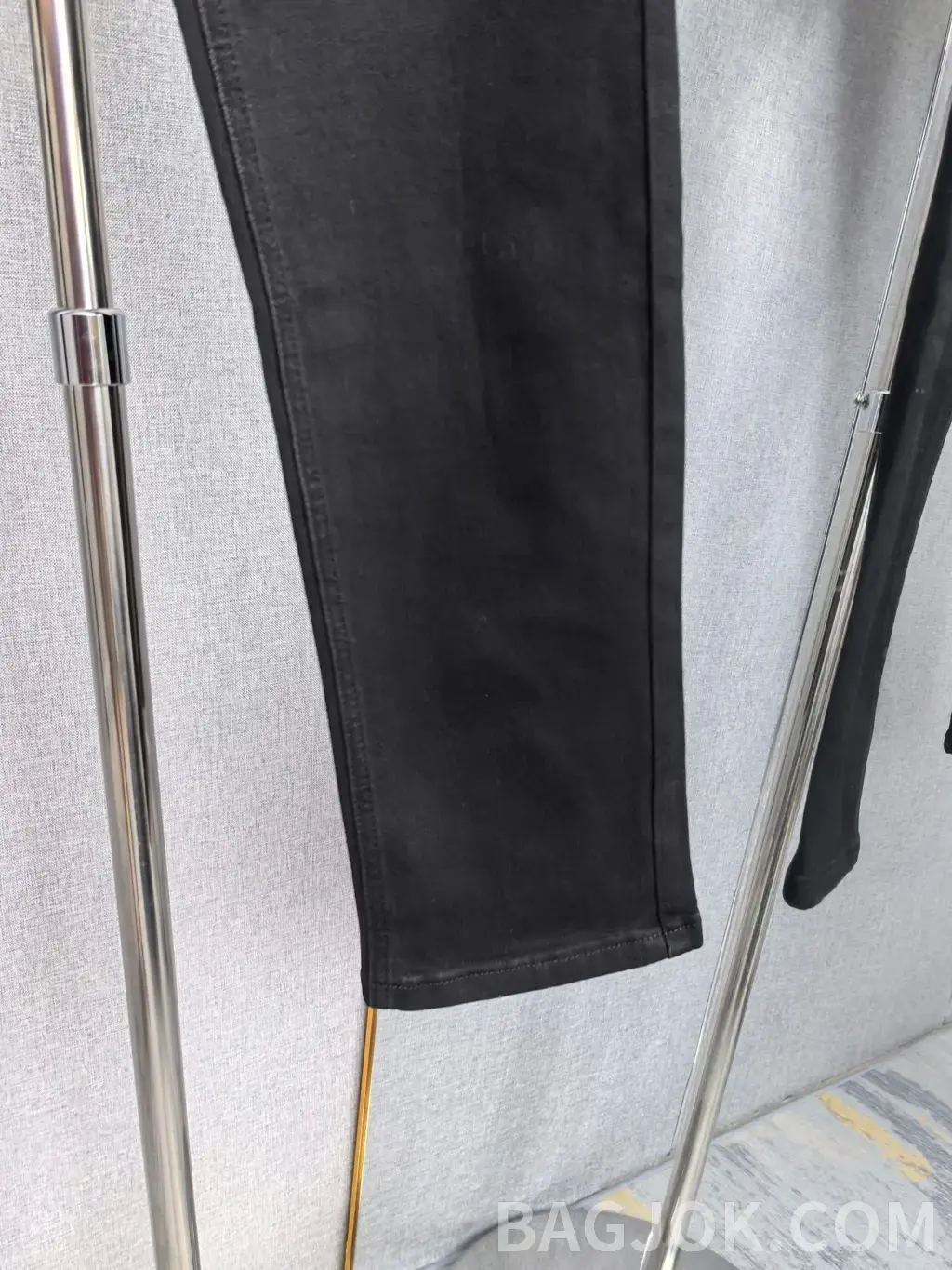 버버리 버버리 B 로고 워싱 슬림 블랙 데님 팬츠 상세 이미지
