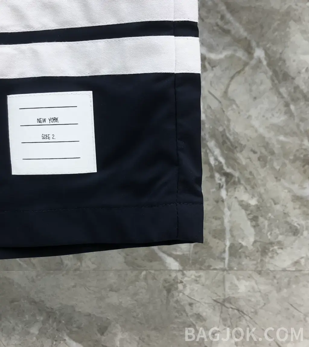 톰브라운 톰브라운 시그니처 삼색 스트라이프 나일론 스윔 쇼츠 상세 이미지
