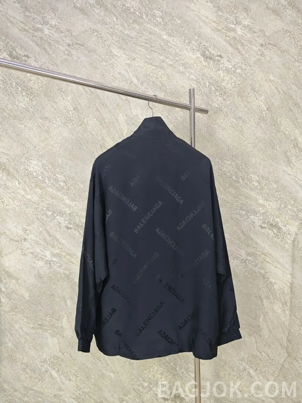 발렌시아가 BALENCIAGA 올오버 로고 실크 자켓 상세 이미지