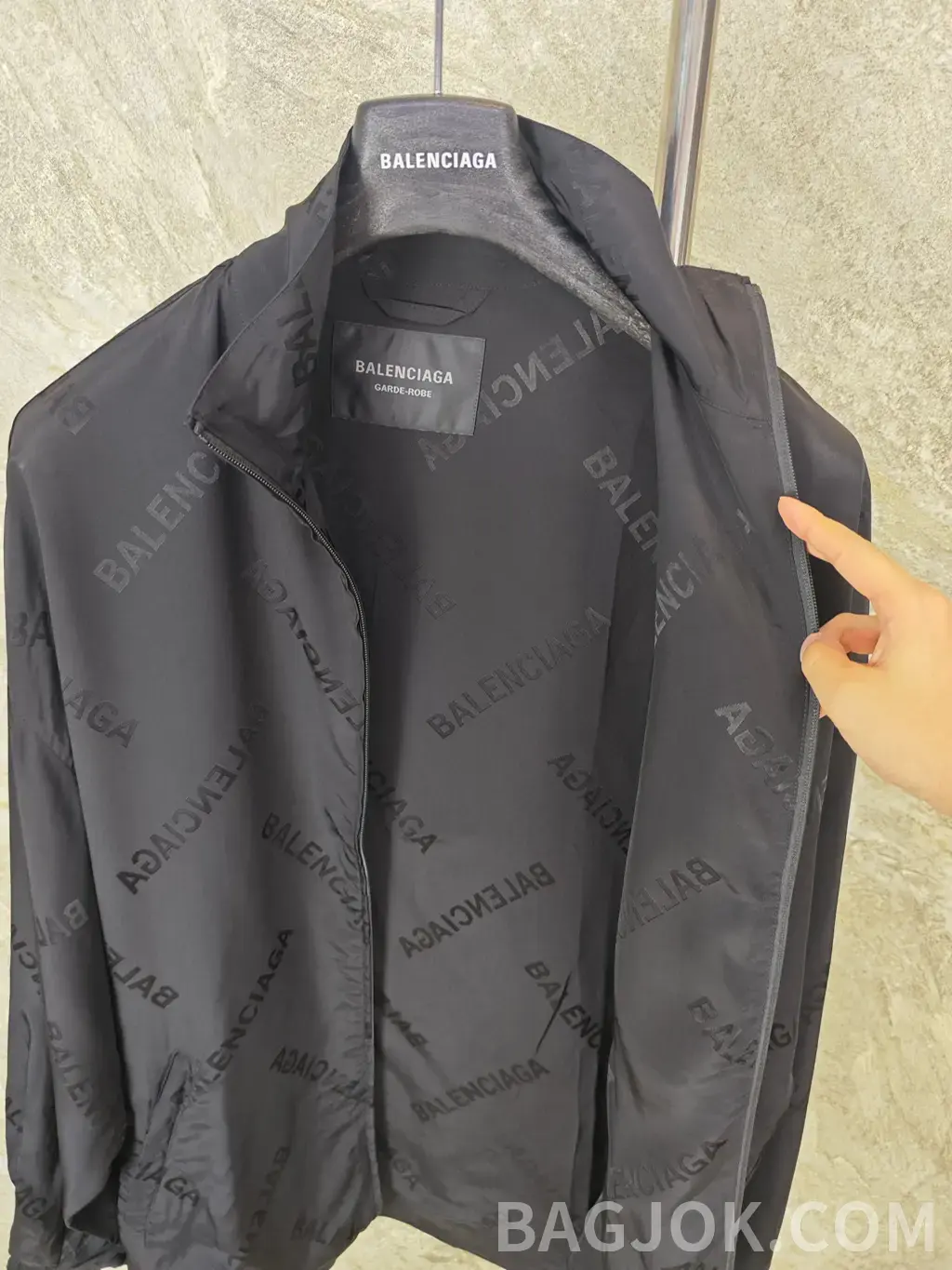 발렌시아가 BALENCIAGA 올오버 로고 실크 자켓 상세 이미지