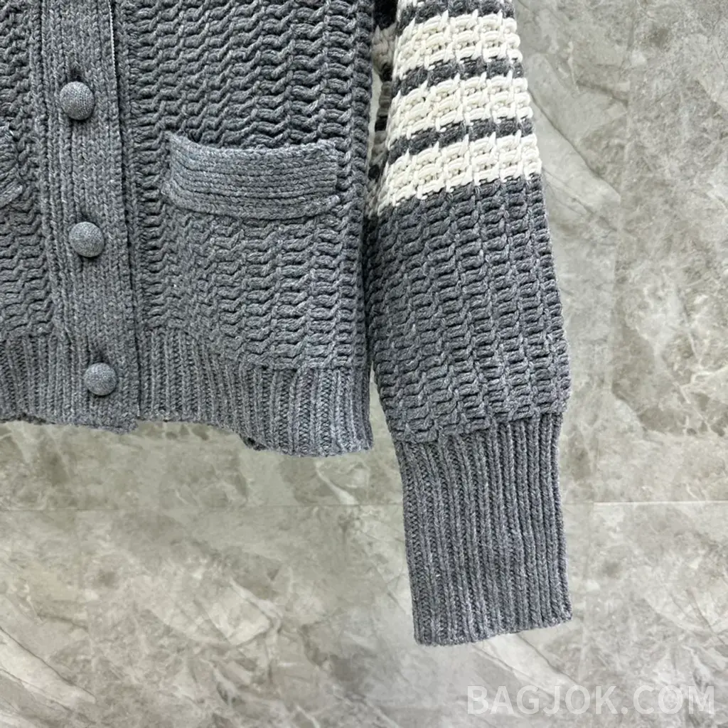 톰브라운 THOM BROWNE 시그니처 4바 크롭 니트 가디건 상세 이미지