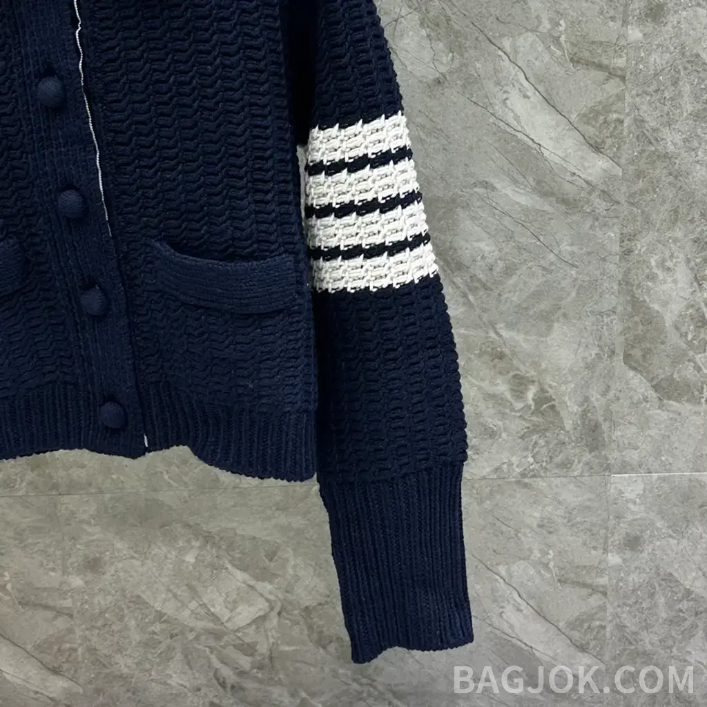 톰브라운 THOM BROWNE 시그니처 4바 크롭 니트 가디건 상세 이미지