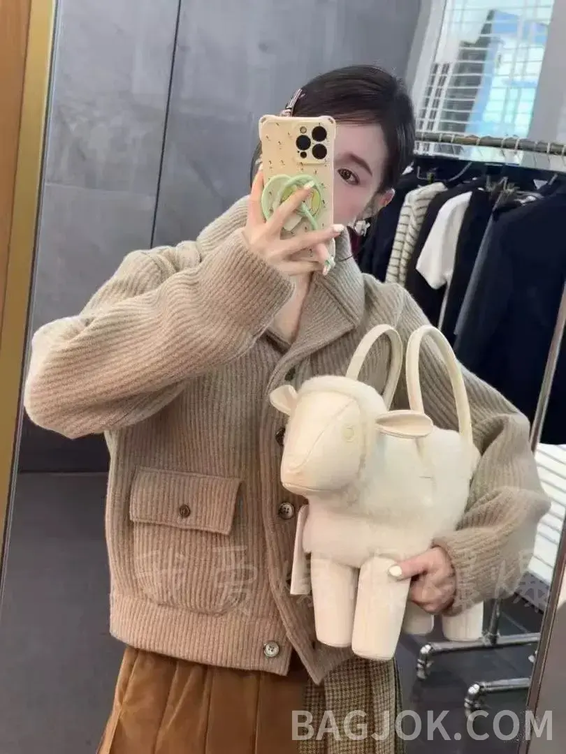 톰브라운 THOM BROWNE 리브드 울 크롭 가디건 상세 이미지