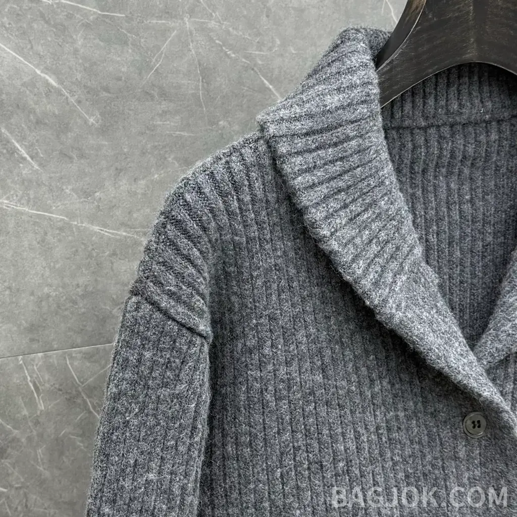 톰브라운 THOM BROWNE 리브드 울 크롭 가디건 상세 이미지