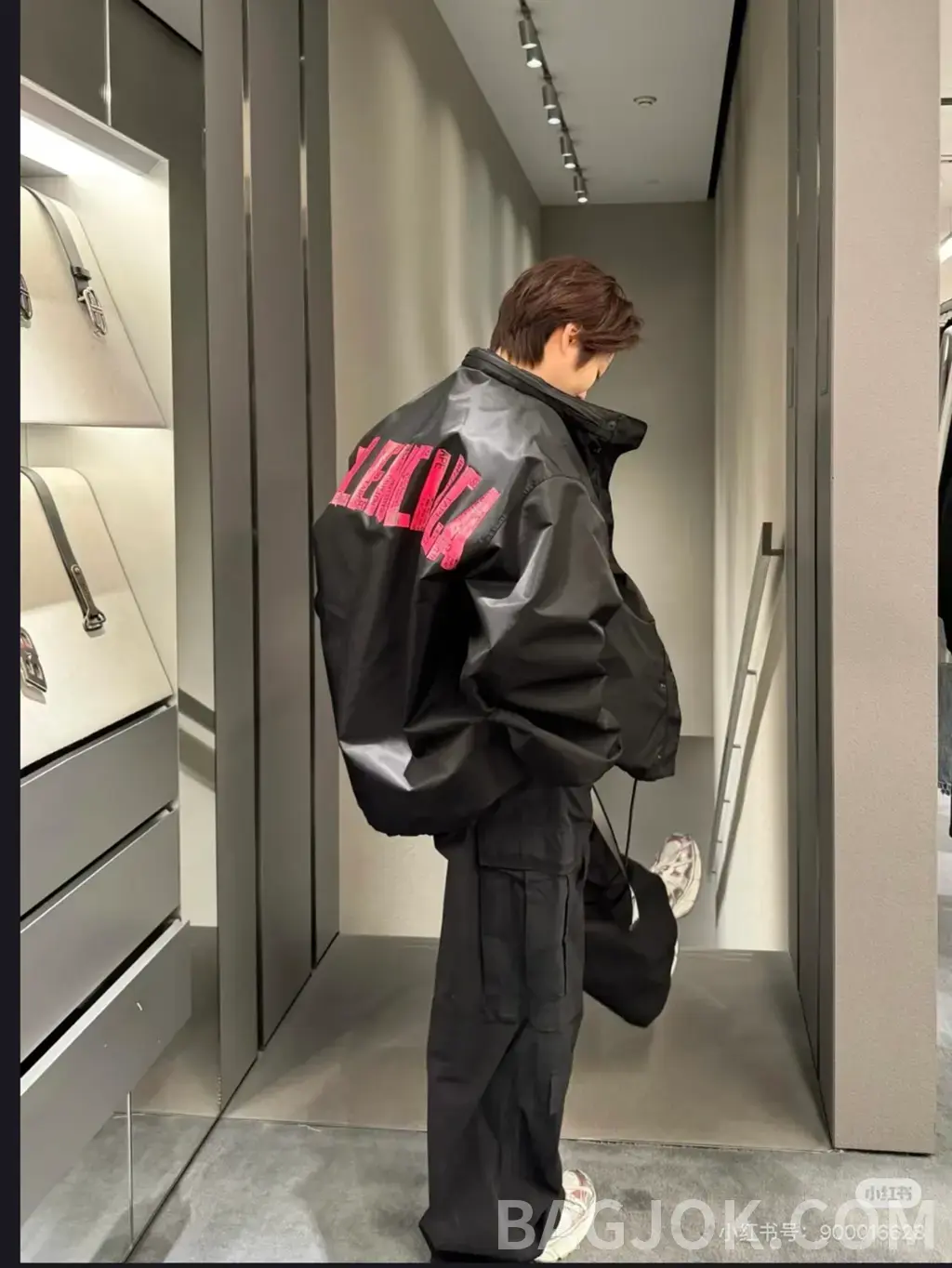 발렌시아가 BALENCIAGA CAUTION TAPE 그래픽 후드 자켓 상세 이미지