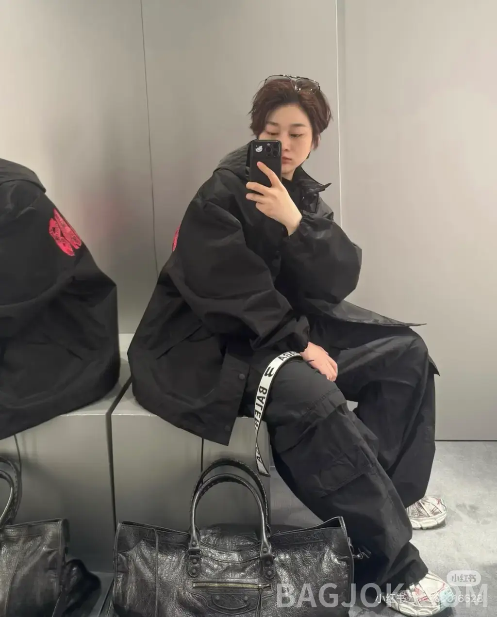 발렌시아가 BALENCIAGA CAUTION TAPE 그래픽 후드 자켓 상세 이미지