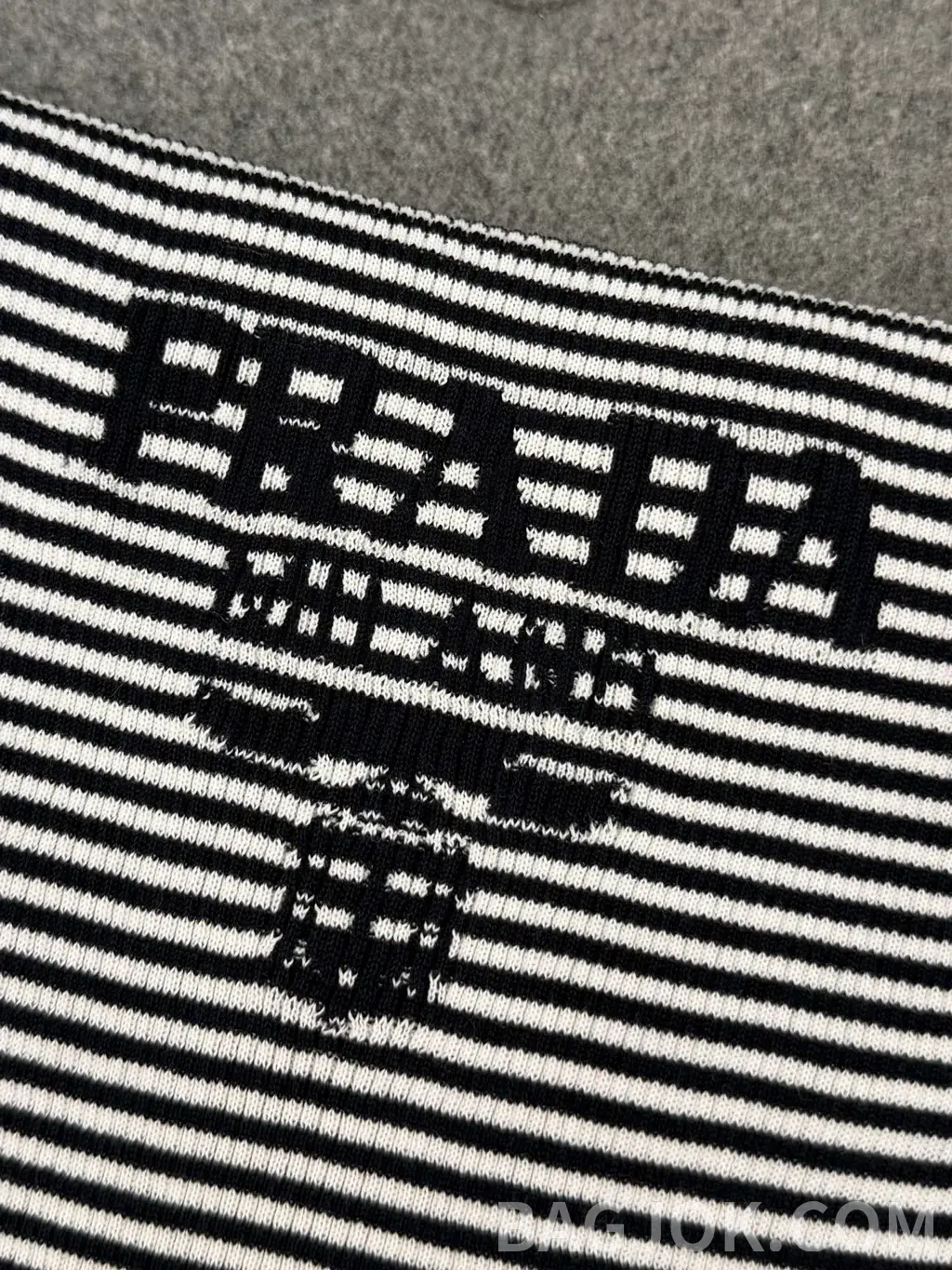 프라다 PRADA 스트라이프 실크 니트 반팔 티셔츠 상세 이미지
