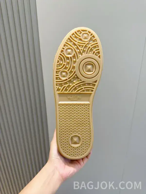 발렌티노 발렌티노 업빌리지 로우탑 스니커즈 상세 이미지