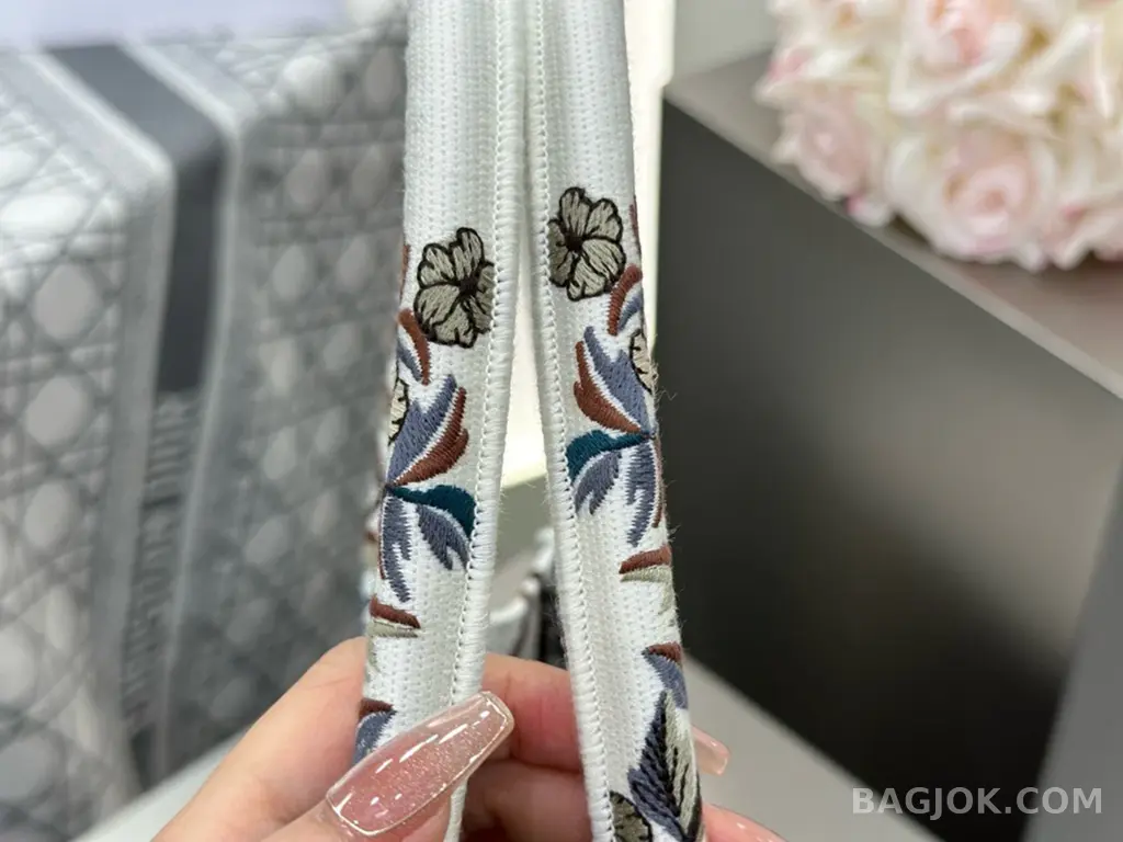 디올 디올 자뎅 디베르 자수 북 토트백 미디움 상세 이미지