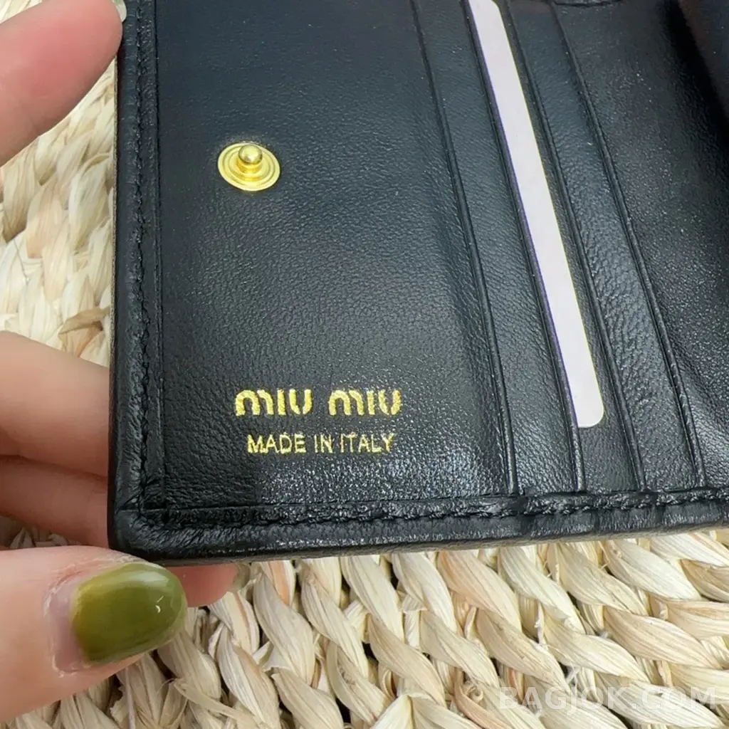 샤넬 미우미우 마테라쎄 나파 가죽 반지갑 상세 이미지