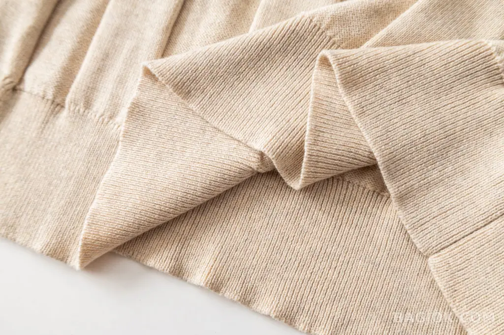 보스넬로쿠치넬리 Brunello Cucinelli 린넨 혼방 헨리넥 숏슬리브 니트 상세 이미지
