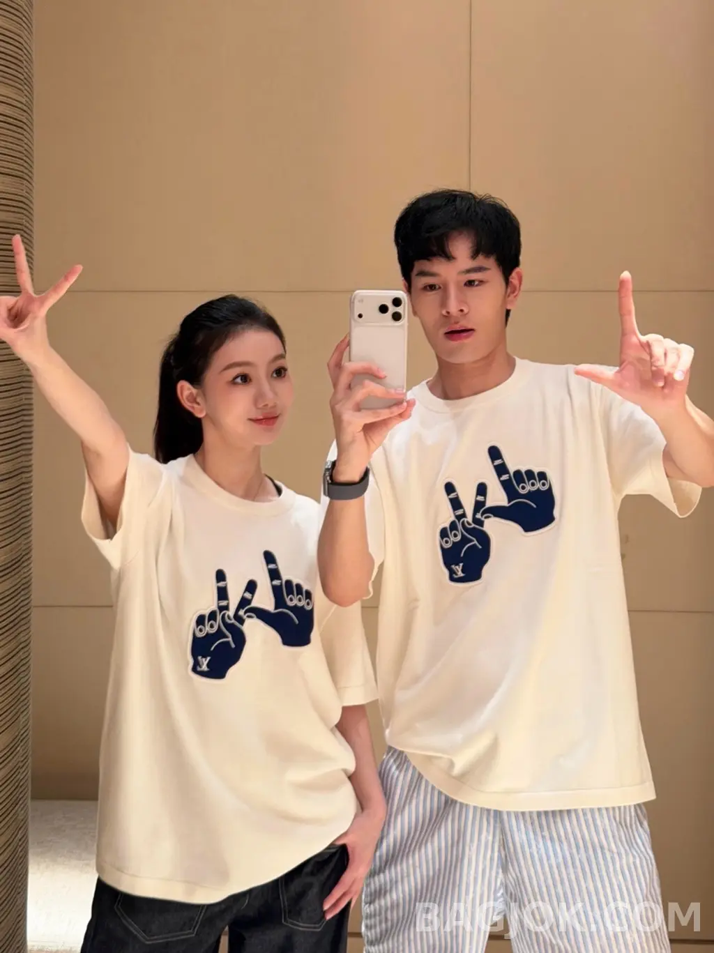루이비통 Louis Vuitton 핸드 제스처 자수 코튼 티셔츠 상세 이미지