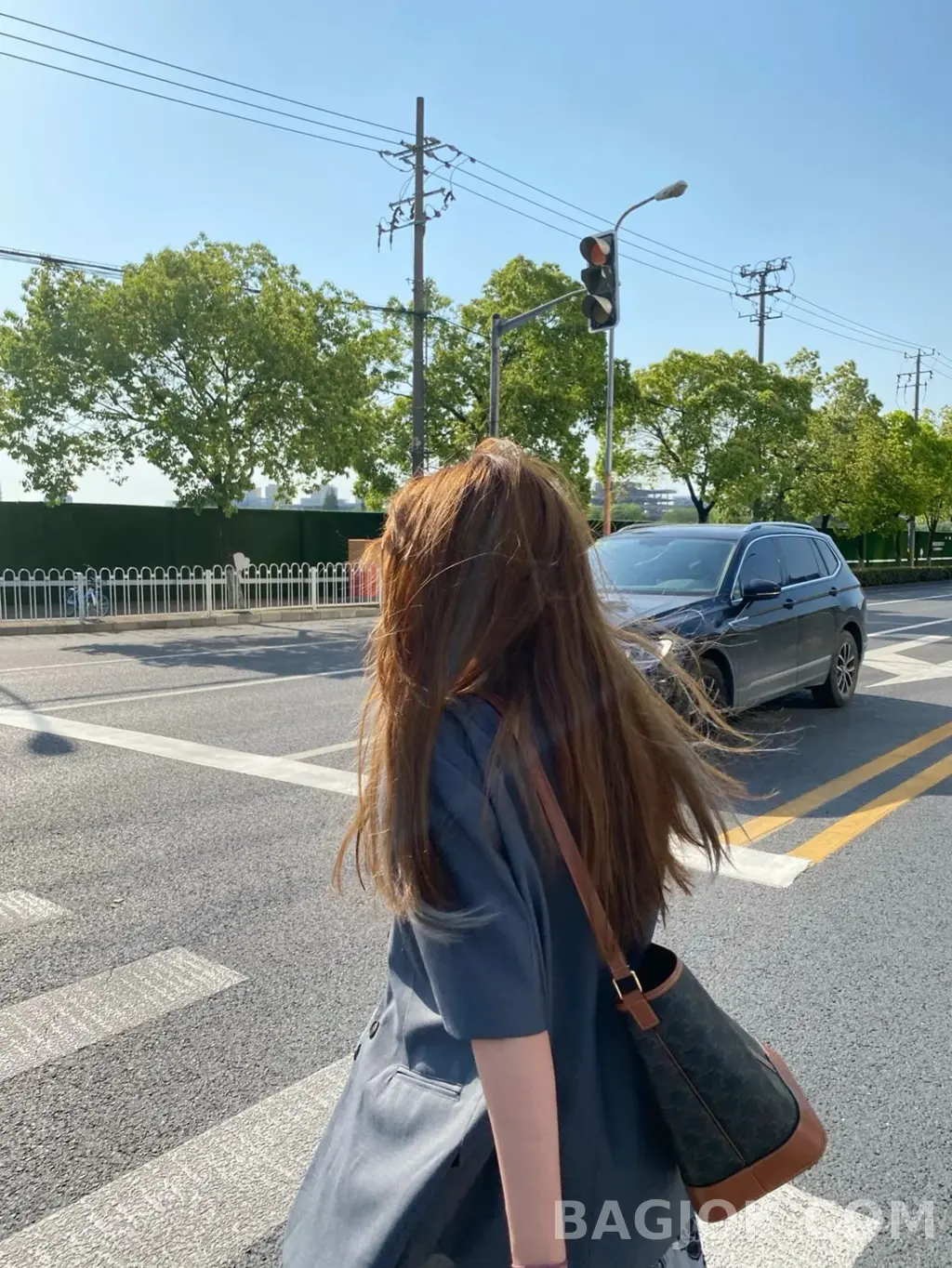 셀린느 CEL 트리옹프 버킷백 미디움 상세 이미지