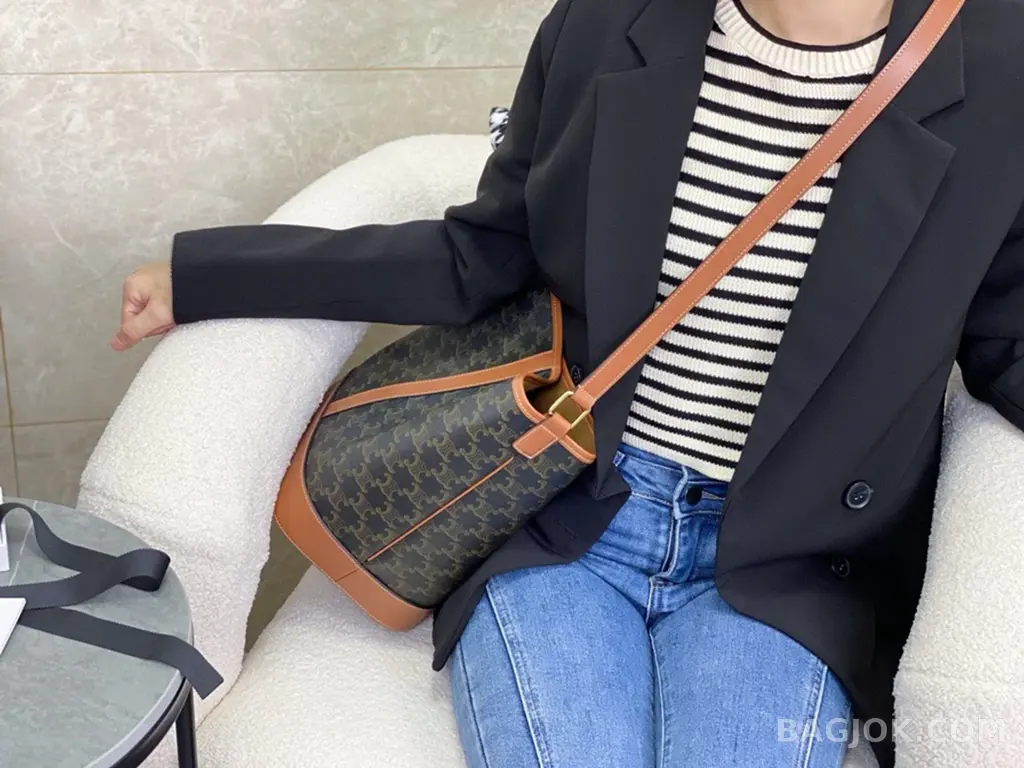 셀린느 CEL 트리옹프 버킷백 미디움 상세 이미지