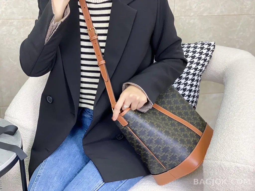 셀린느 CEL 트리옹프 버킷백 미디움 상세 이미지