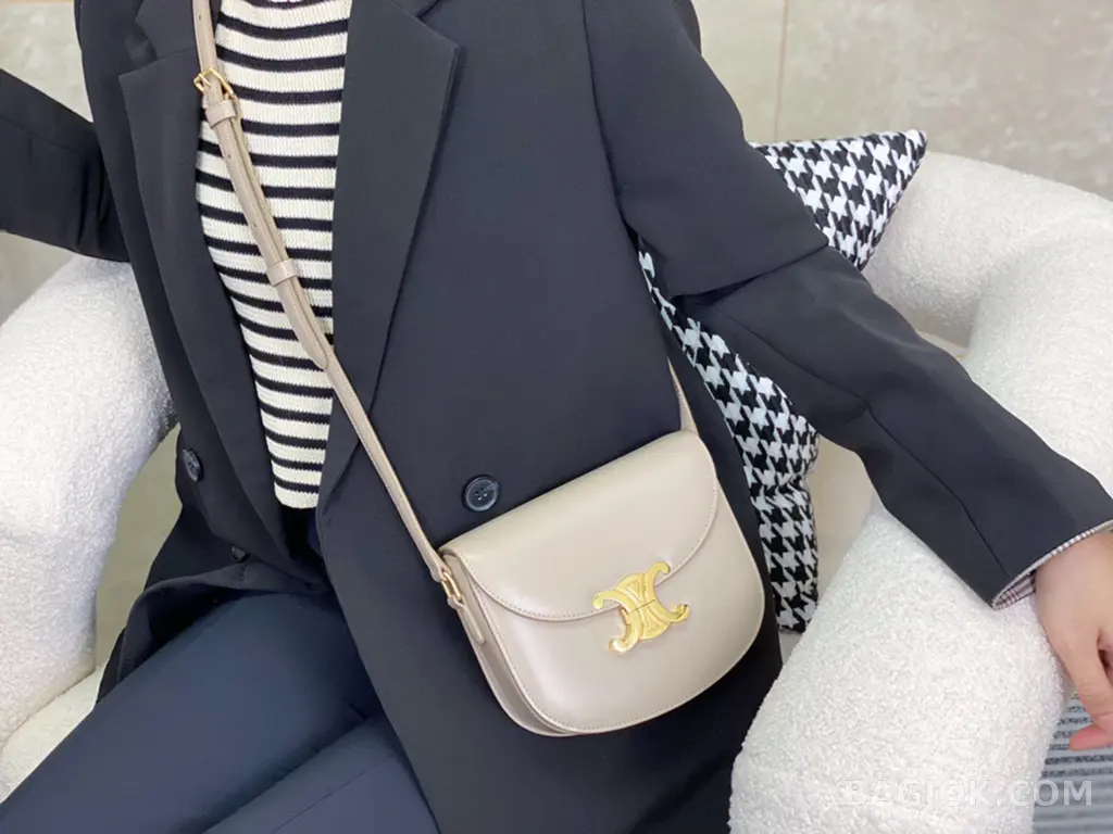 셀린느 CEL 트리옹프 틴 베사체 숄더백 상세 이미지