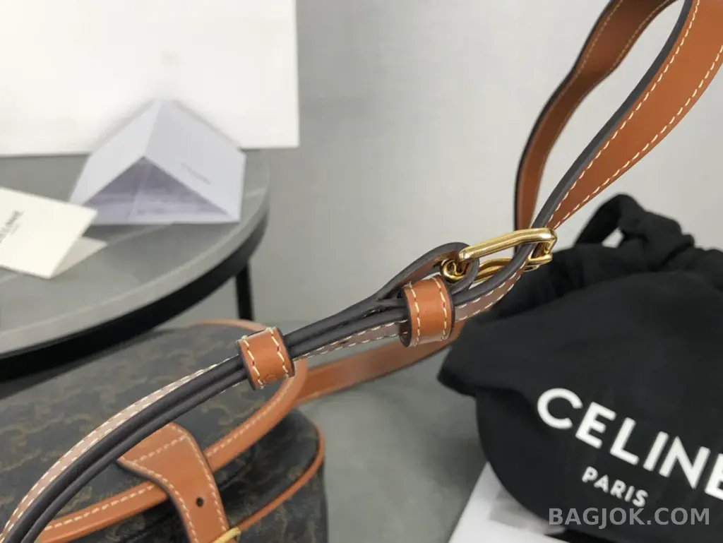 셀린느 CEL 트리옹프 폴코백 미디움 상세 이미지