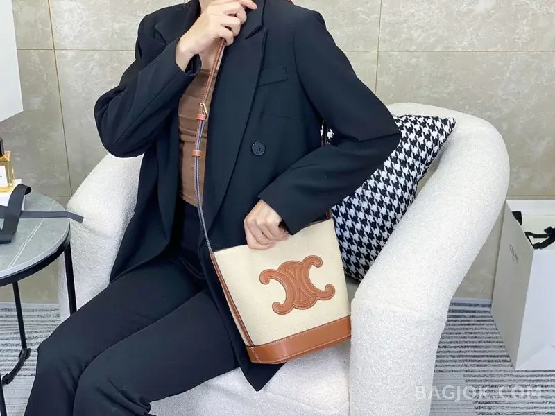 셀린느 CEL 퀴르 트리오페 버킷백 스몰 상세 이미지