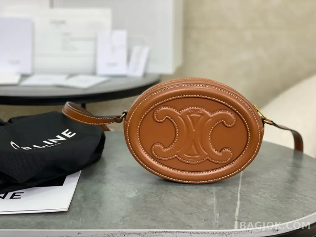 셀린느 CELINE 퀴르 트리옹프 오벌백 상세 이미지