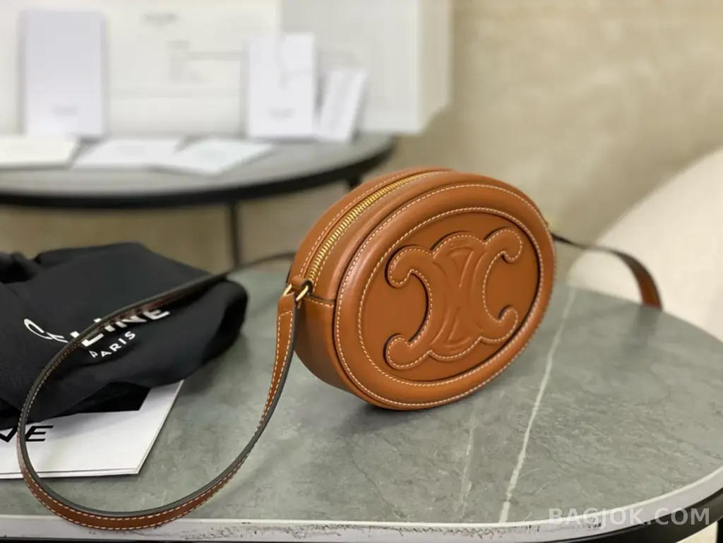 셀린느 CELINE 퀴르 트리옹프 오벌백 상세 이미지