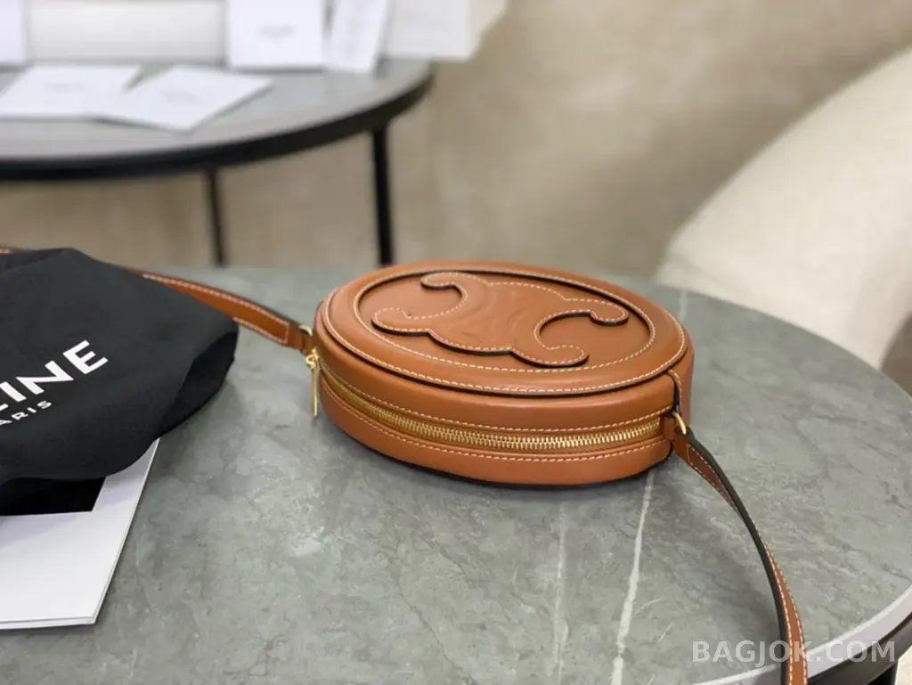 셀린느 CELINE 퀴르 트리옹프 오벌백 상세 이미지