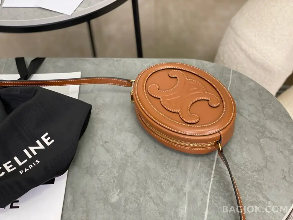 셀린느 CELINE 퀴르 트리옹프 오벌백 상세 이미지