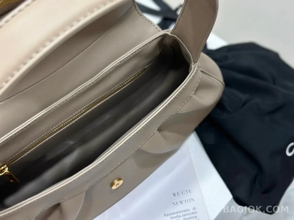 셀린느 CELINE 미디움 폴리백 상세 이미지