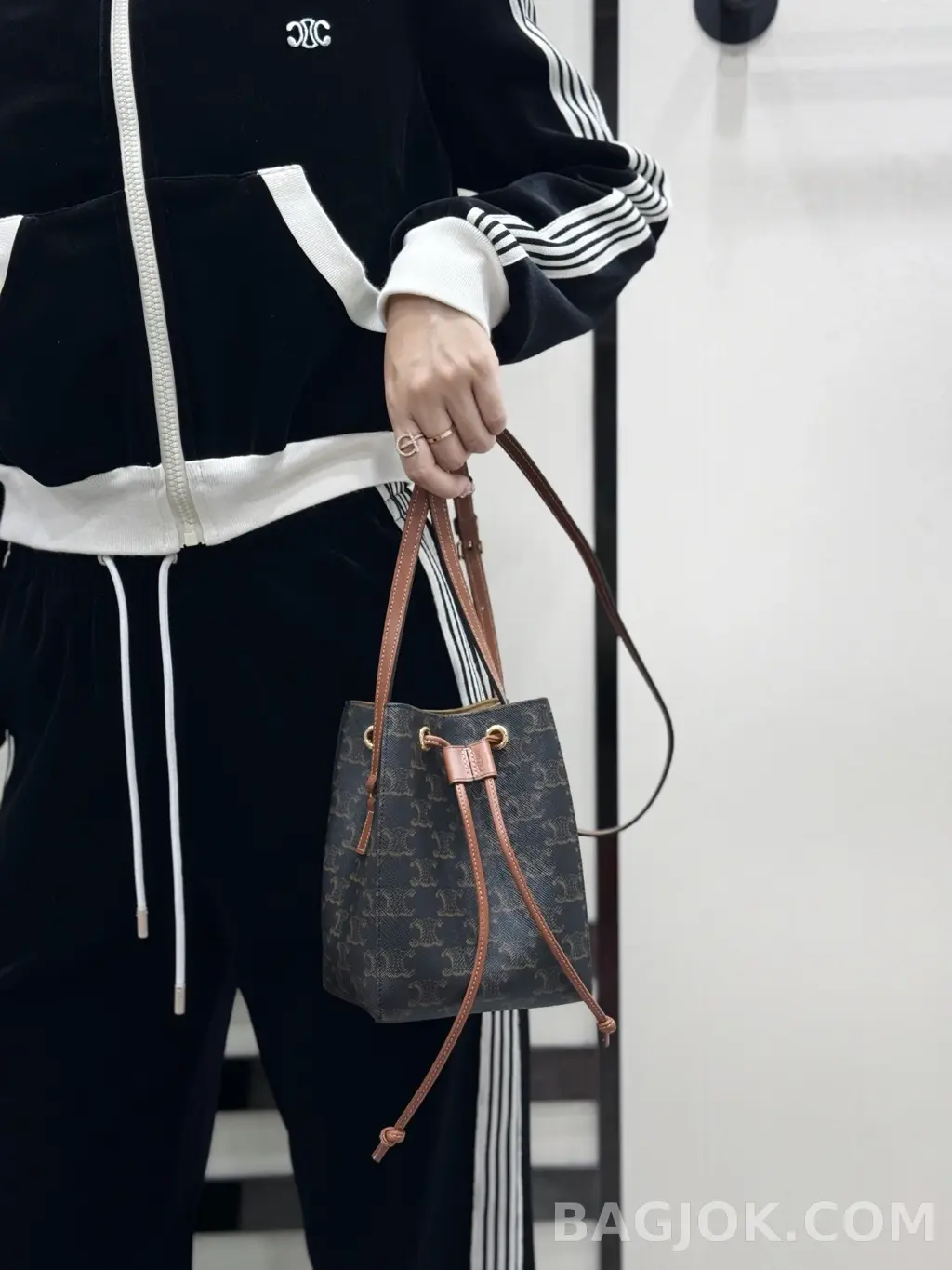 셀린느 CELINE 트리옹프 마이크로 세일러 버킷백 상세 이미지