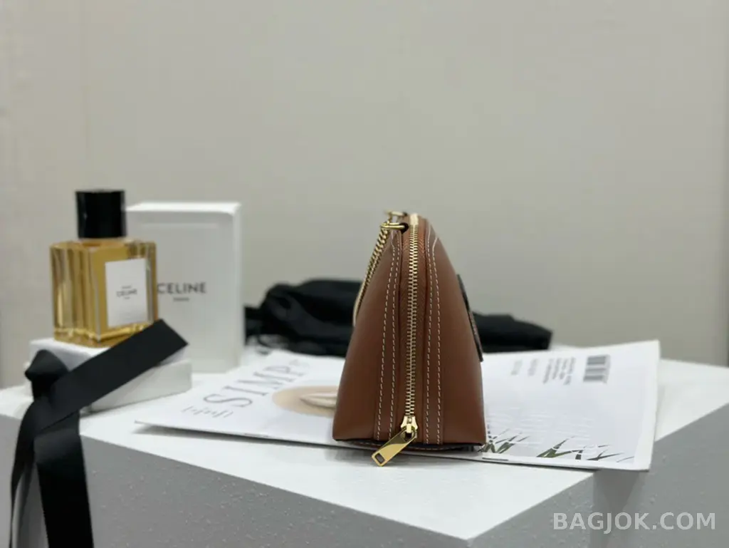 셀린느 CELINE 트리옹프 레더 체인 클러치 상세 이미지