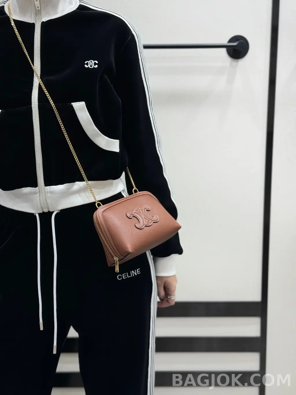 셀린느 CELINE 트리옹프 레더 체인 클러치 상세 이미지