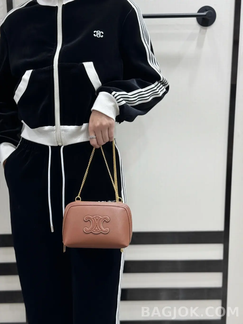 셀린느 CELINE 트리옹프 레더 체인 클러치 상세 이미지