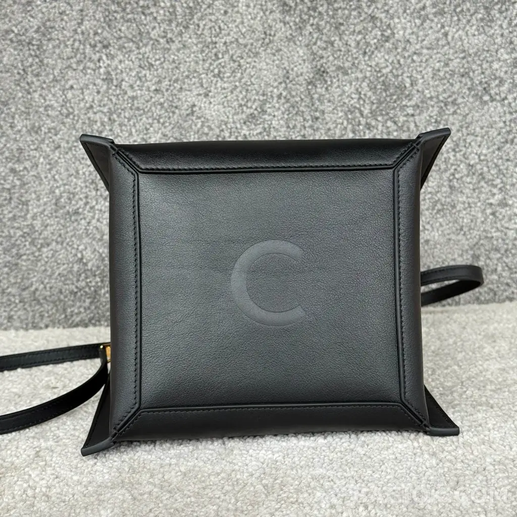 셀린느 CELINE 스몰 큐보 백 상세 이미지