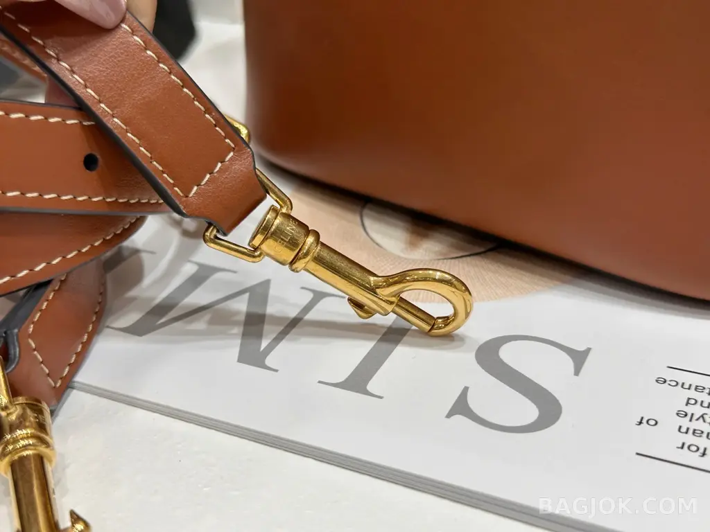 셀린느 CELINE 루이즈 버킷백 스몰 상세 이미지