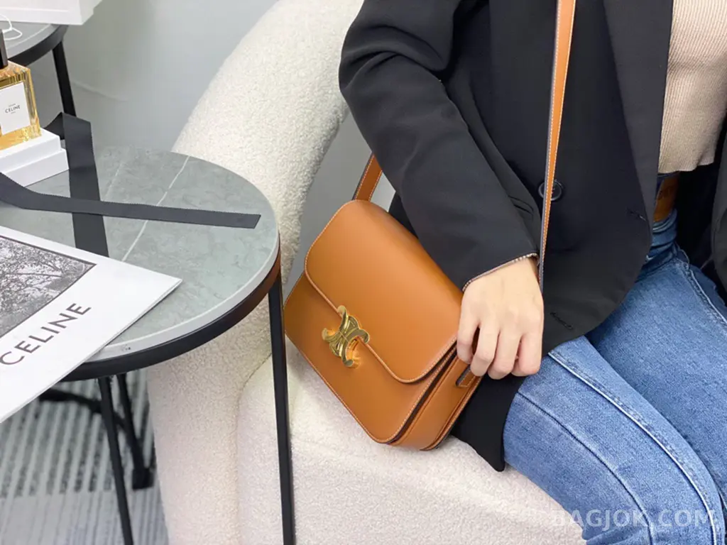 셀린느 CELINE 트리옹프 숄더백 미디움  상세 이미지