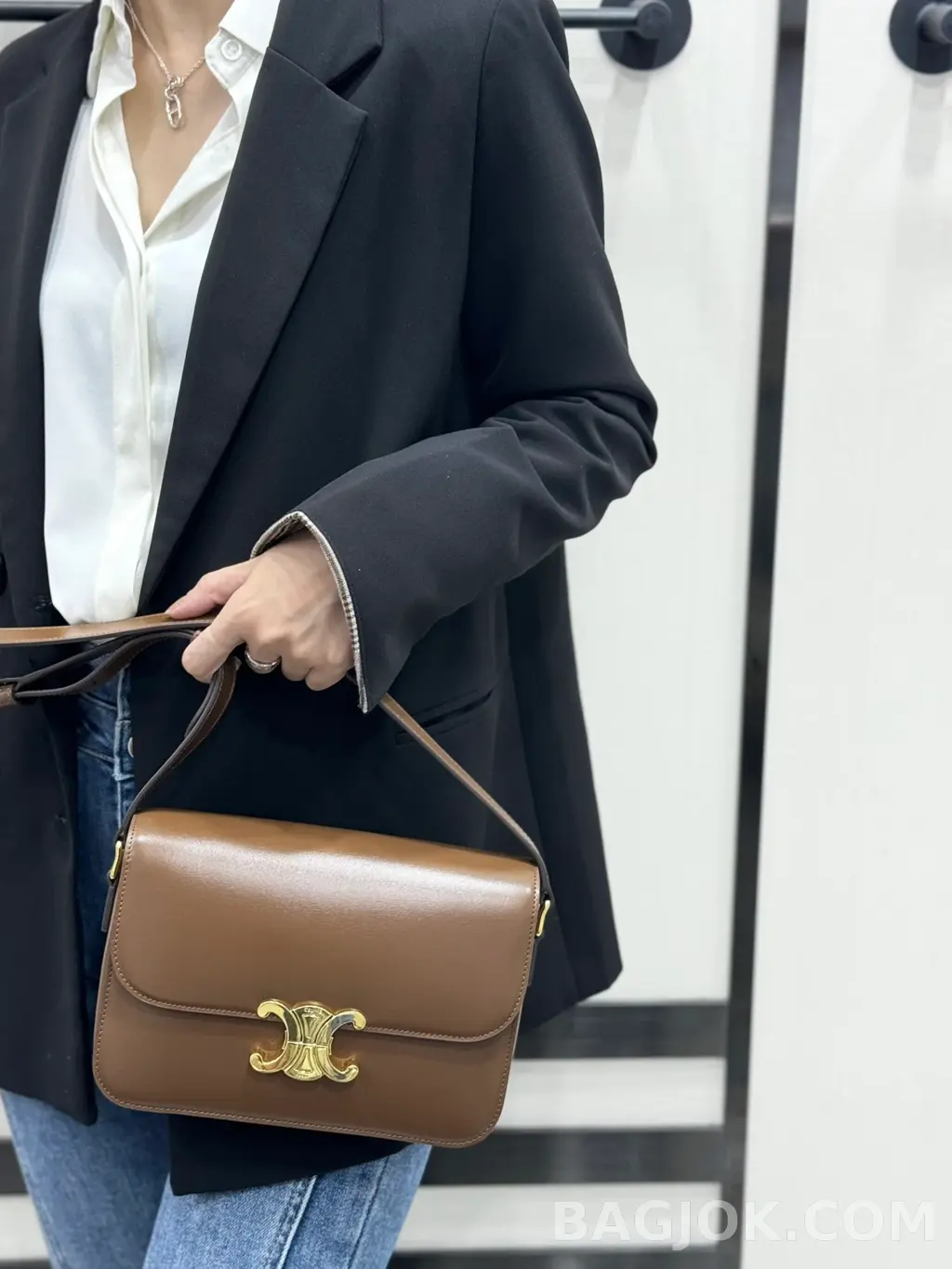 셀린느 CELINE 트리옹프 숄더백 미디움  상세 이미지