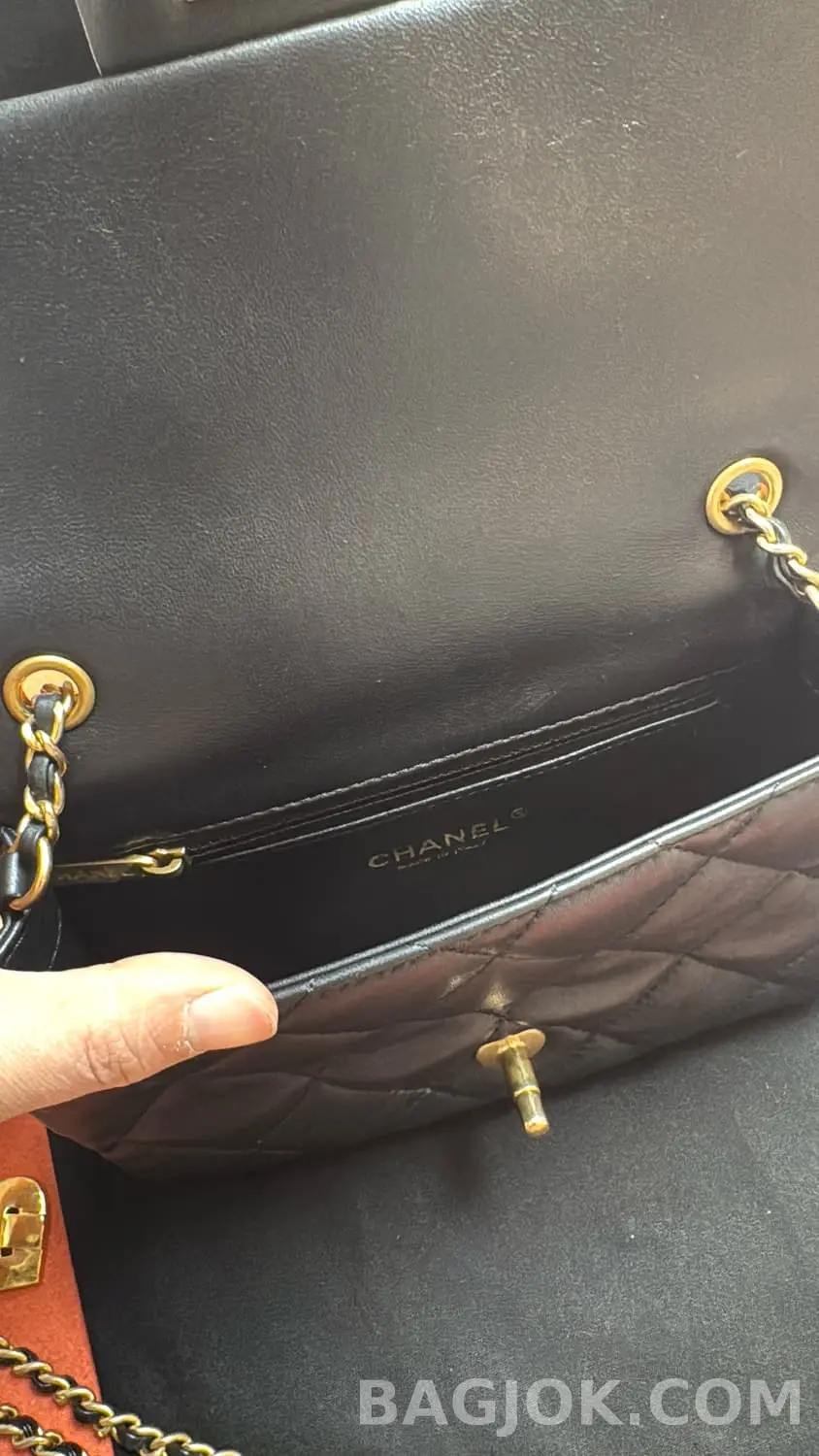 샤넬 CHANEL 23P 하트 참 체인 플랩백  상세 이미지