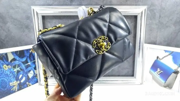 샤넬 CHANEL 19백 클래식 스몰 블랙 상세 이미지