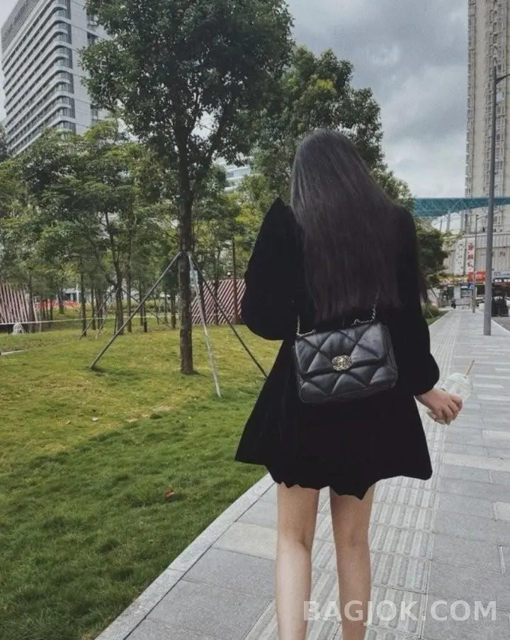 샤넬 CHANEL 19백 클래식 스몰 블랙 상세 이미지