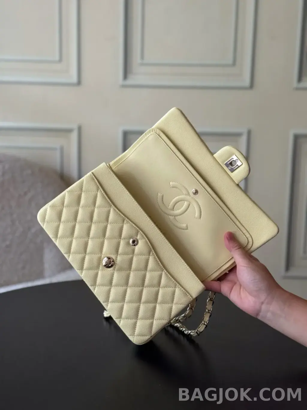 샤넬 Chanel 클래식 플랩백 미디움 캐비어 ver.3 상세 이미지