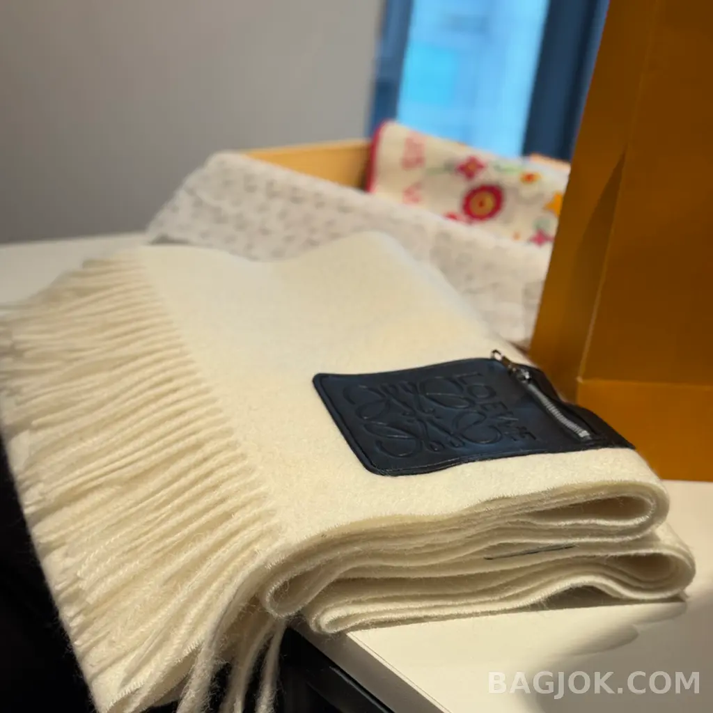 로에베 로에베 아나그램 포켓 머플러 상세 이미지