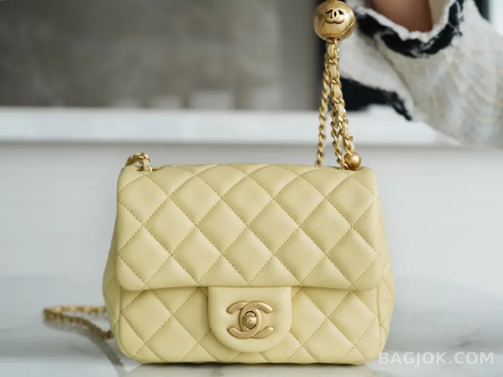 샤넬 Chanel 클래식 골드볼 플랩백 쁘띠삭 상세 이미지