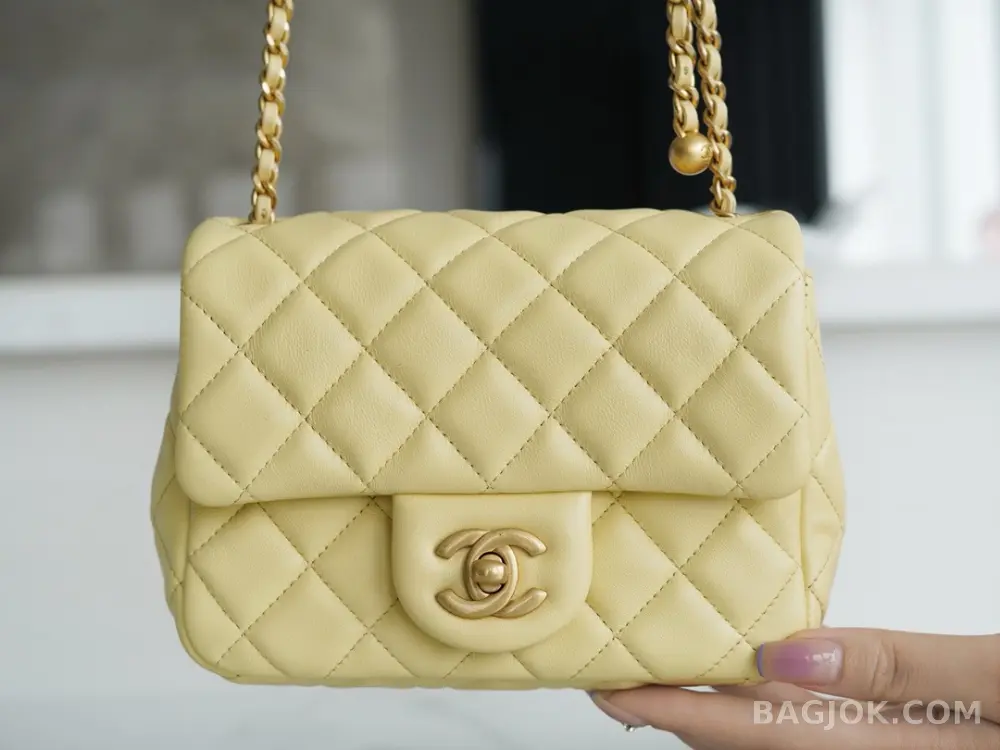 샤넬 Chanel 클래식 골드볼 플랩백 쁘띠삭 상세 이미지