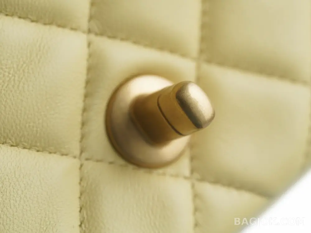 샤넬 Chanel 클래식 골드볼 플랩백 쁘띠삭 상세 이미지
