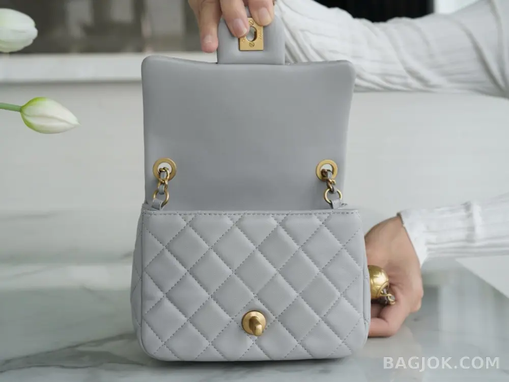 샤넬 Chanel 클래식 골드볼 플랩백 쁘띠삭 상세 이미지